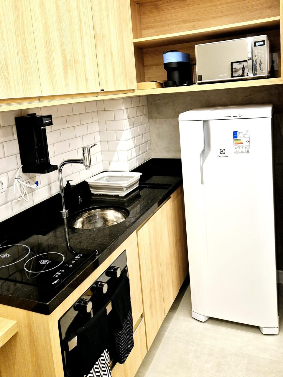 Superior Apartment | Private kitchen | Microwave, oven, stovetop, electric kettle