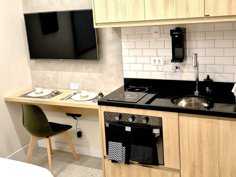 Superior Apartment | Private kitchen | Microwave, oven, stovetop, electric kettle