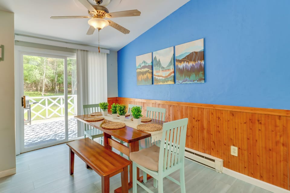 Dining Area | Dishware/Flatware Provided