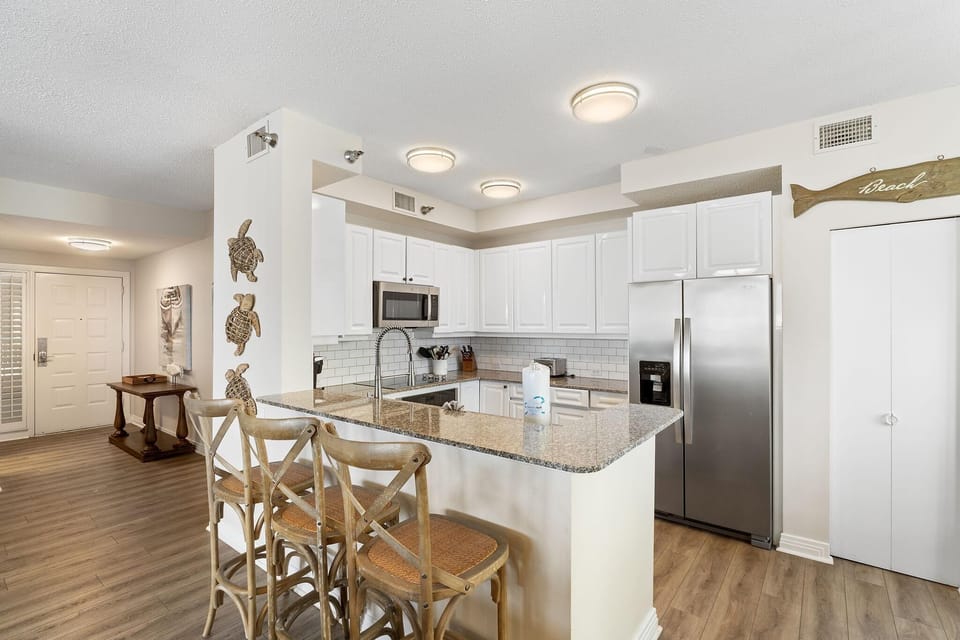 Condo, Multiple Beds (Beach Colony Tower 11A) | Private kitchen | Oven