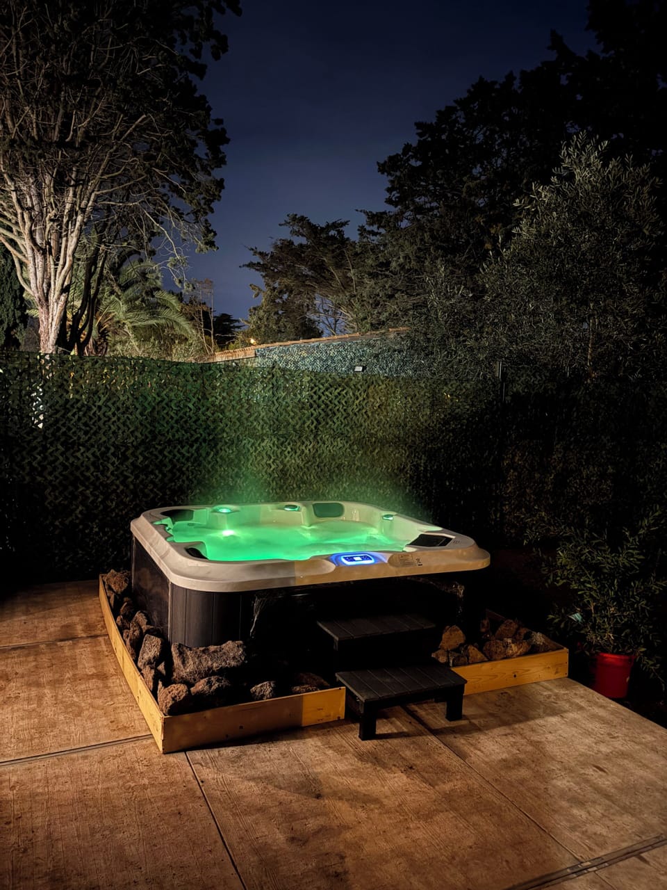 Outdoor spa tub
