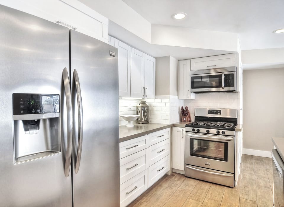 Refrigerator with freezer, ice maker and filtered water. Includes an Range and Microwave