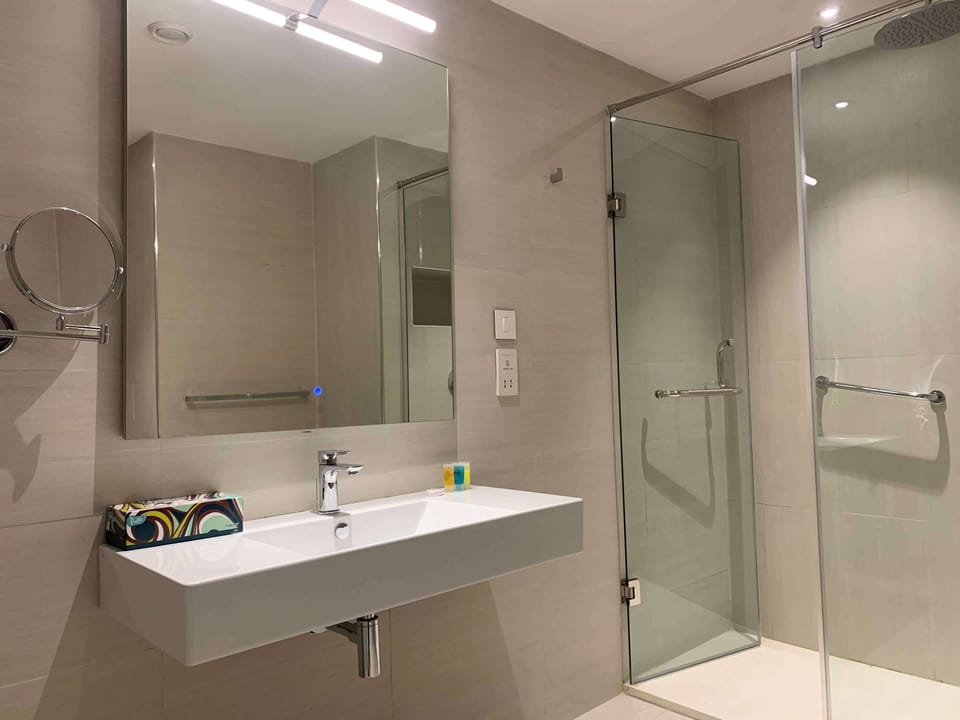 Standard Apartment, 1 King Bed, Kitchenette, City View | Bathroom | Free toiletries, slippers, bidet