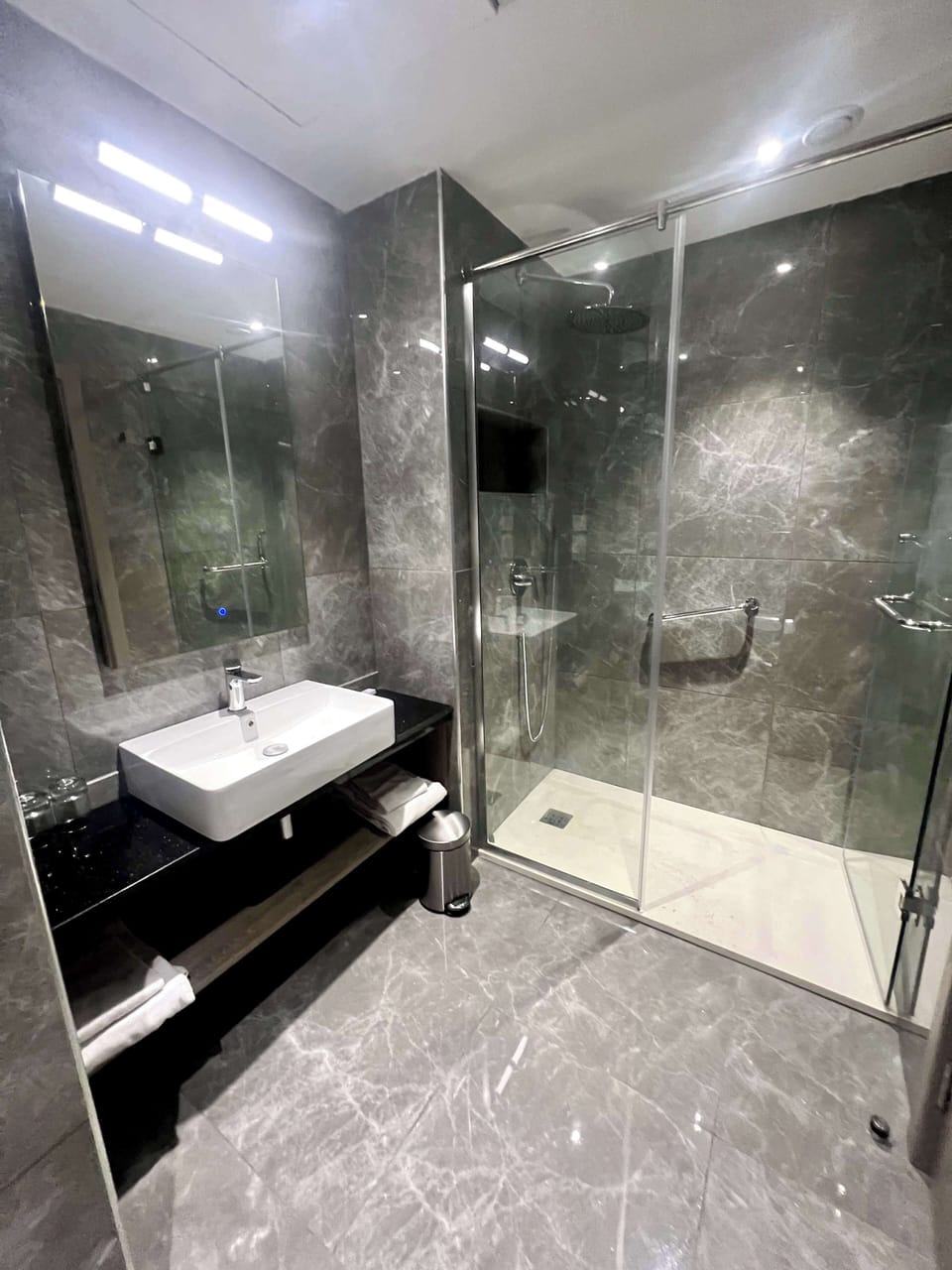 Superior Room, 1 King Bed, Non Smoking, Lake View | Bathroom | Free toiletries, slippers, bidet