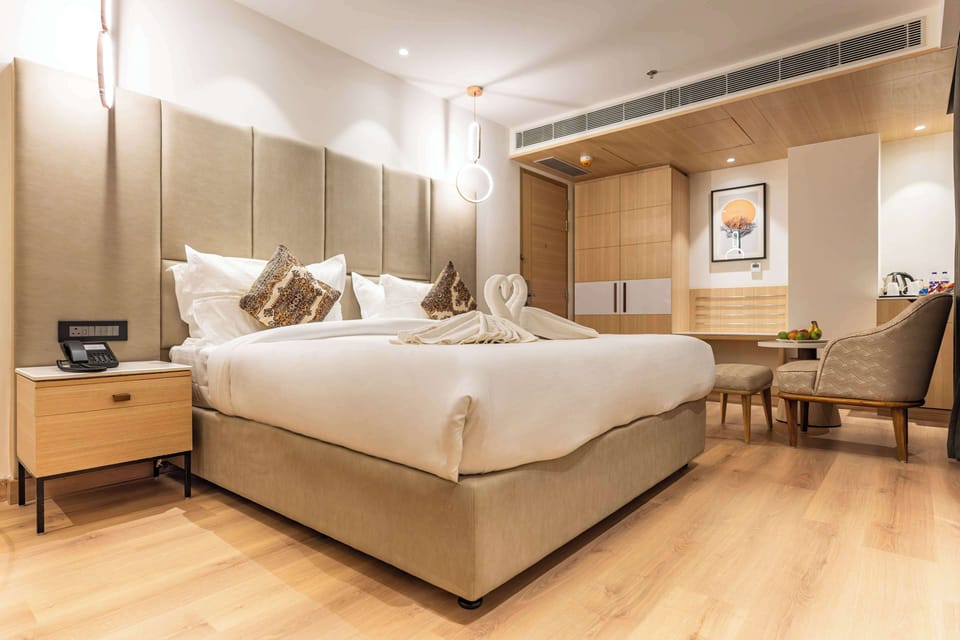 Premium Room, 1 King Bed, Non Smoking, Bathtub | Premium bedding, minibar, in-room safe, desk