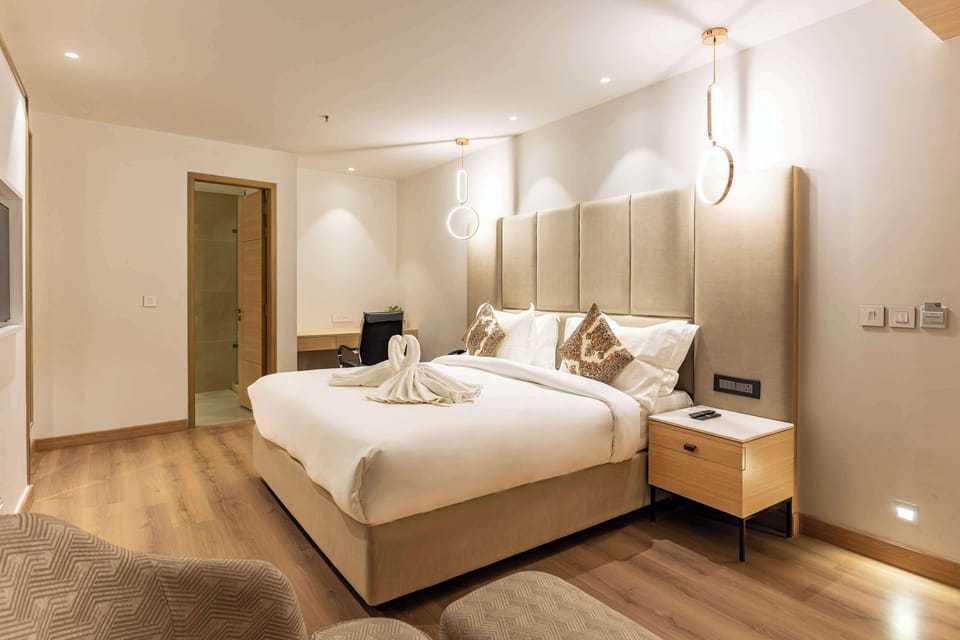 Premium Room, 1 King Bed, Non Smoking, Bathtub | Premium bedding, minibar, in-room safe, desk