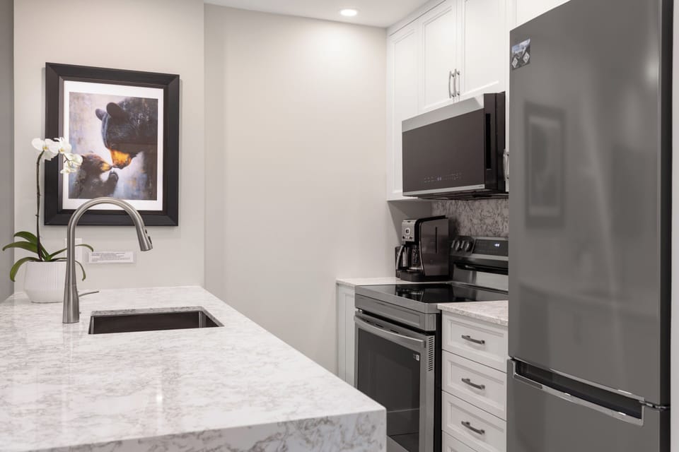 Fully equipped kitchen with everything you need to make a yummy meal... or not... because you're on vacation!
