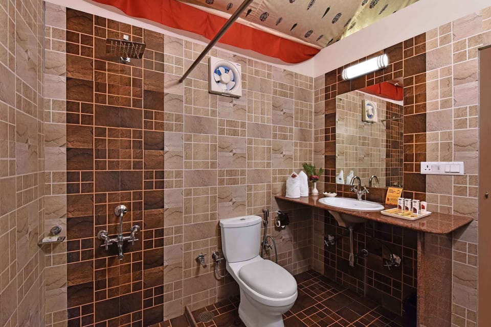 Luxury Room, 1 King Bed | Bathroom | Shower, hair dryer (on request), bidet, towels