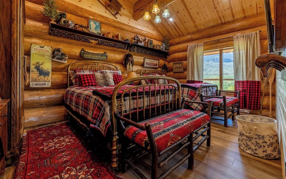 Bedroom 3 with two Queen size beds and beautiful views.