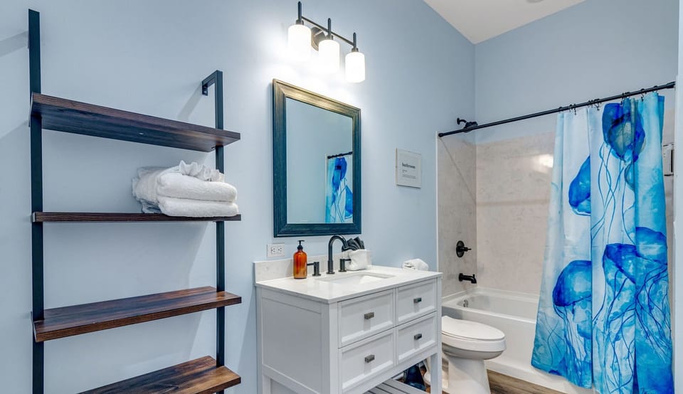 First Floor King Bedroom En-suite Bathroom - Shower/Tub Combo