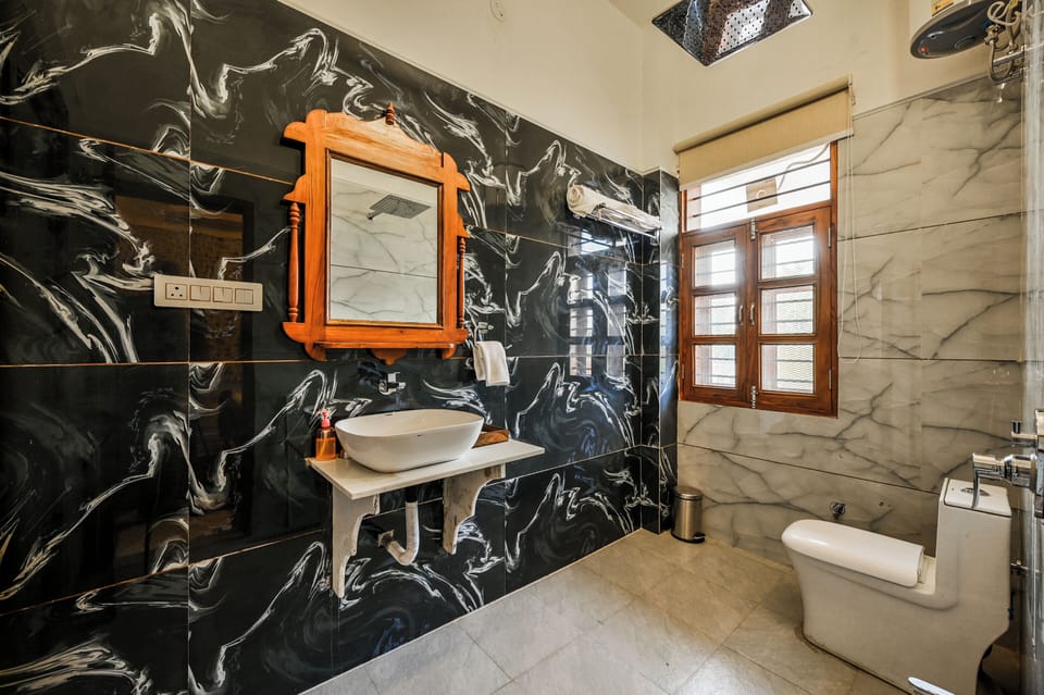 Deluxe Suite, 1 Double Bed | Bathroom | Shower, hair dryer, slippers, towels