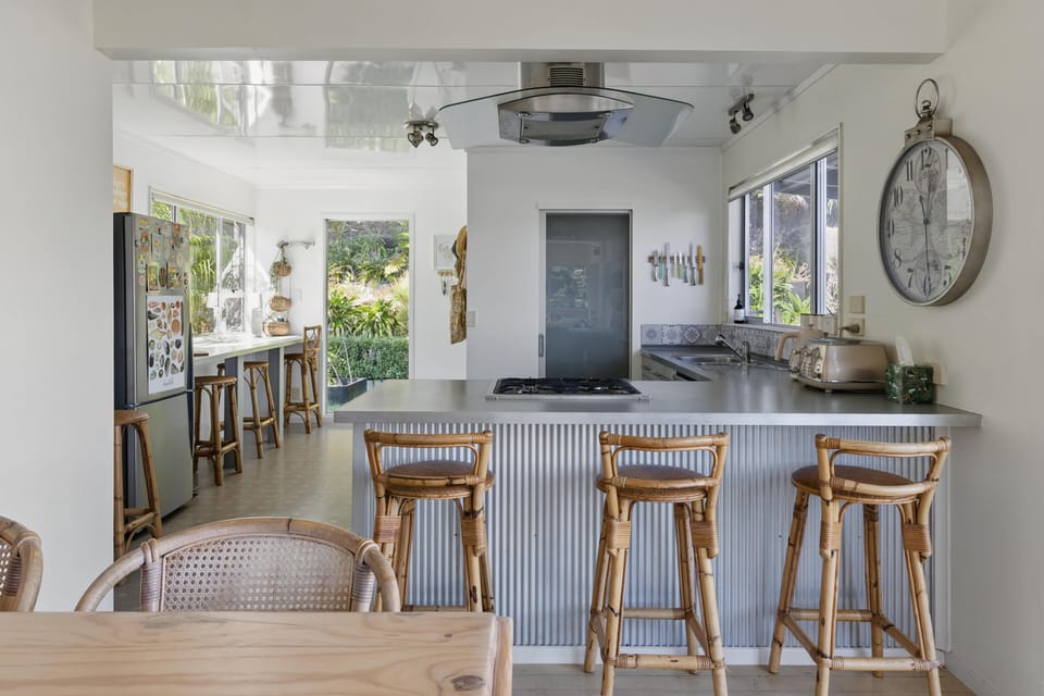 Kitchen. x2 benches with barstool seating