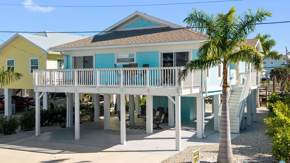 At Island Time, outdoor living is a vibe — take in the views from the upper balcony or unwind in the shaded lounge area below with comfy chairs and a porch swing. 🌴😎✨
