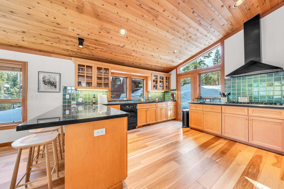 Kitchen: Sub-Zero fridge, Viking range, drip coffee maker, blender, toaster, cooking utensils, tableware