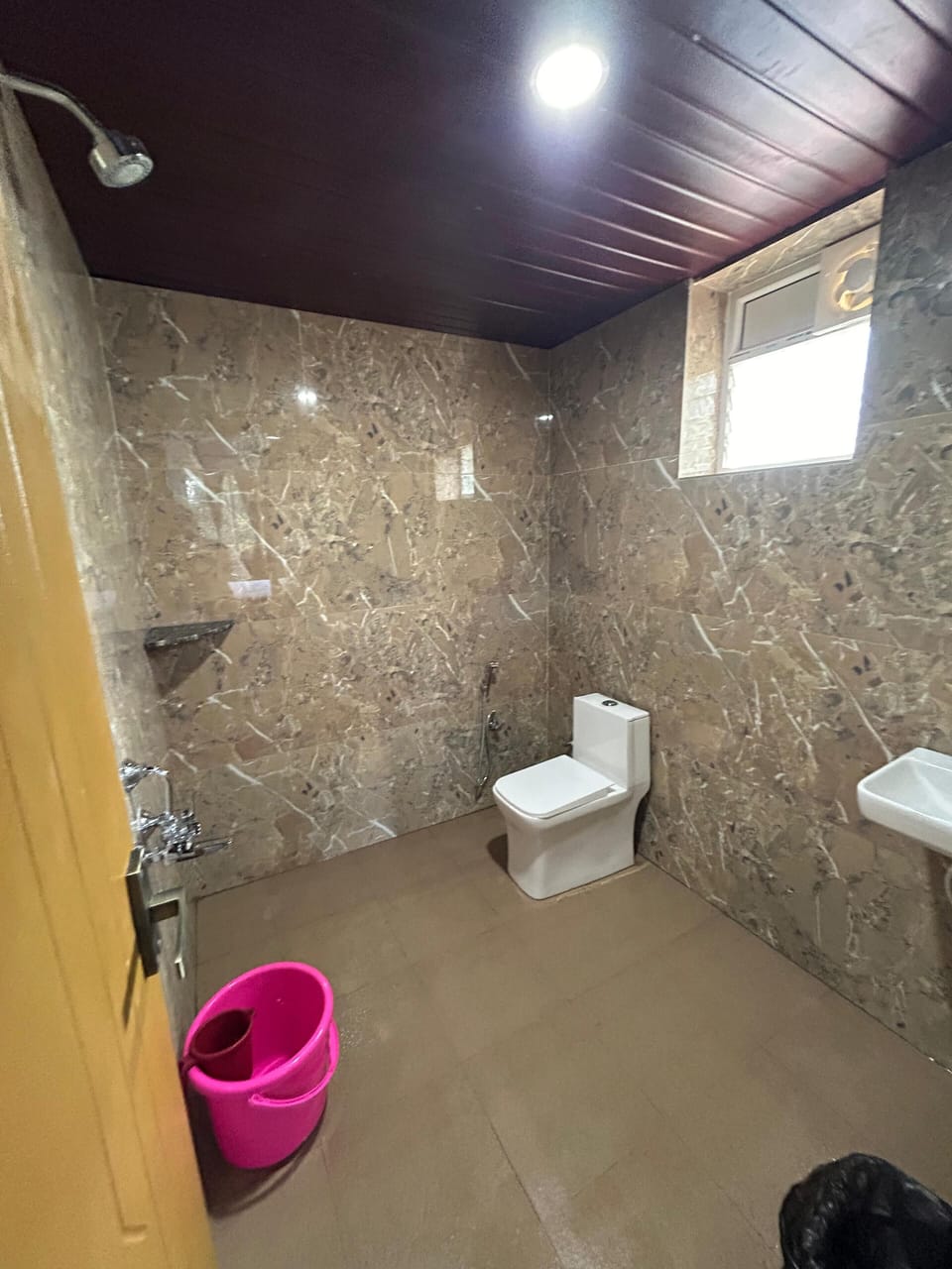 Deluxe Room | Bathroom | Shower, towels, soap, shampoo