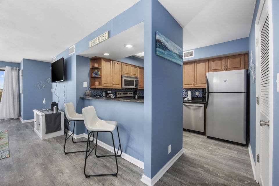 Kitchen with Breakfast Bar