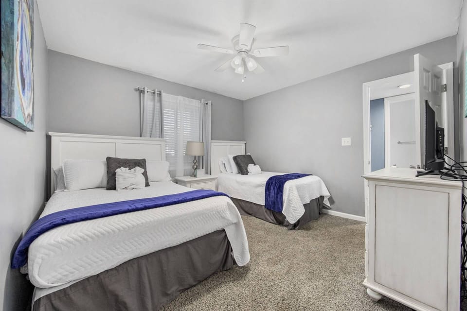 Guest Bedroom with Queen Size Bed and Twin Bed!