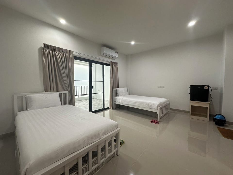 Deluxe Twin Room, 2 Twin Beds | Desk, laptop workspace, free WiFi