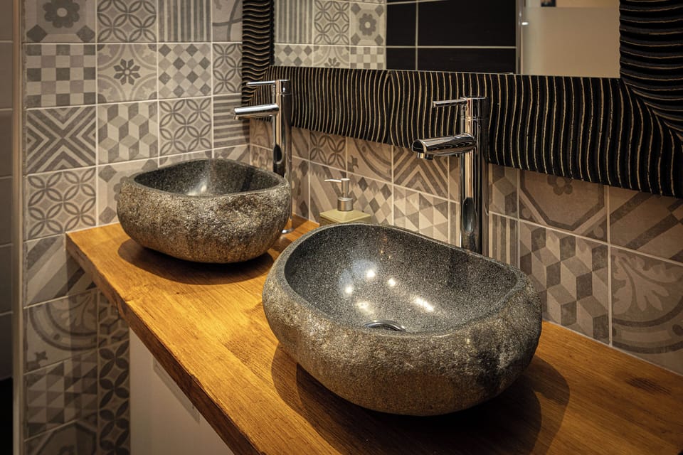 Grand Double Room, Courtyard View | Bathroom | Shower, rainfall showerhead, hair dryer, towels