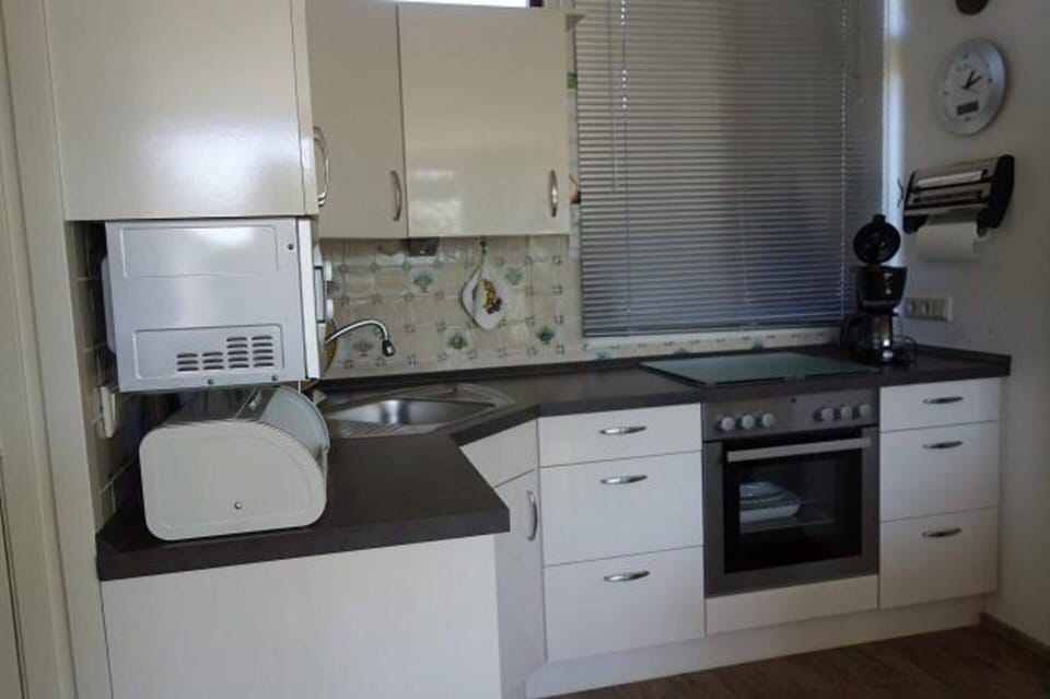 House | Private kitchen | Fridge, microwave, oven, coffee/tea maker