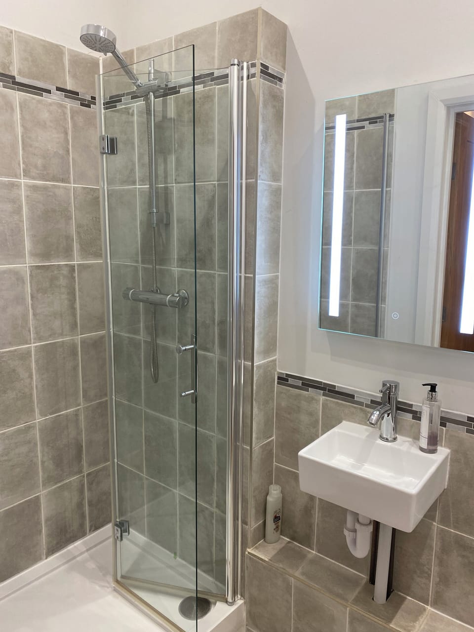 Deluxe Double Room, Courtyard View | Bathroom | Shower, rainfall showerhead, free toiletries, hair dryer