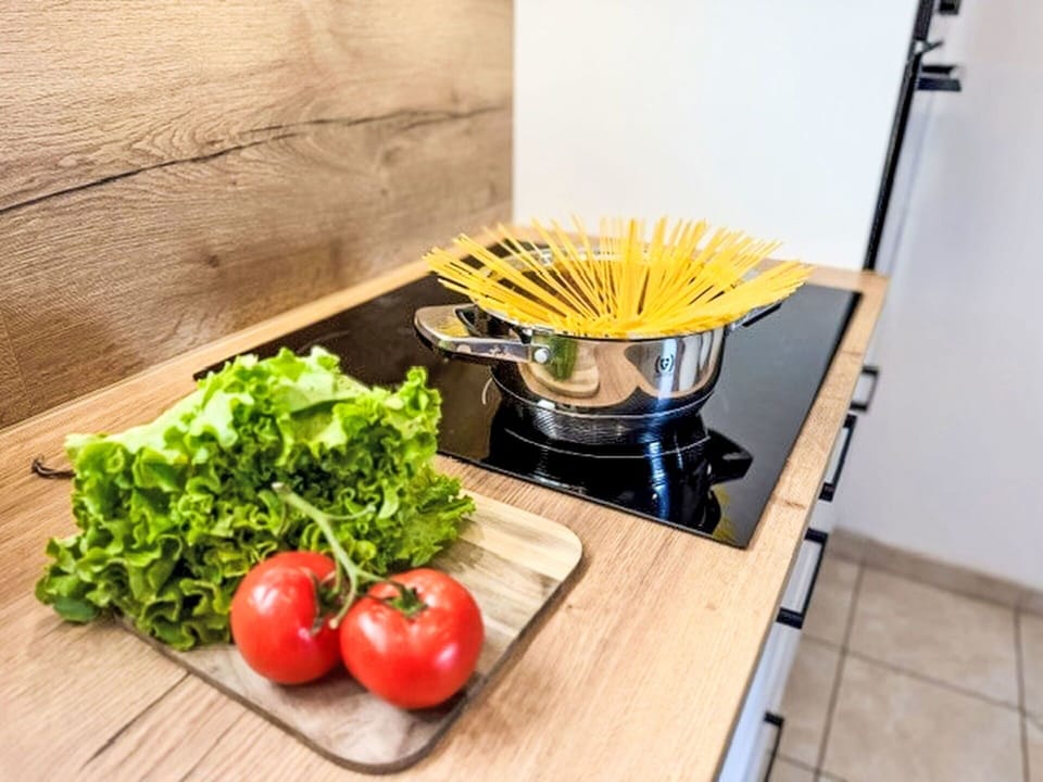 Tableware, Food, Kitchen Appliance, Kitchen, Ingredient, Cooking, Countertop