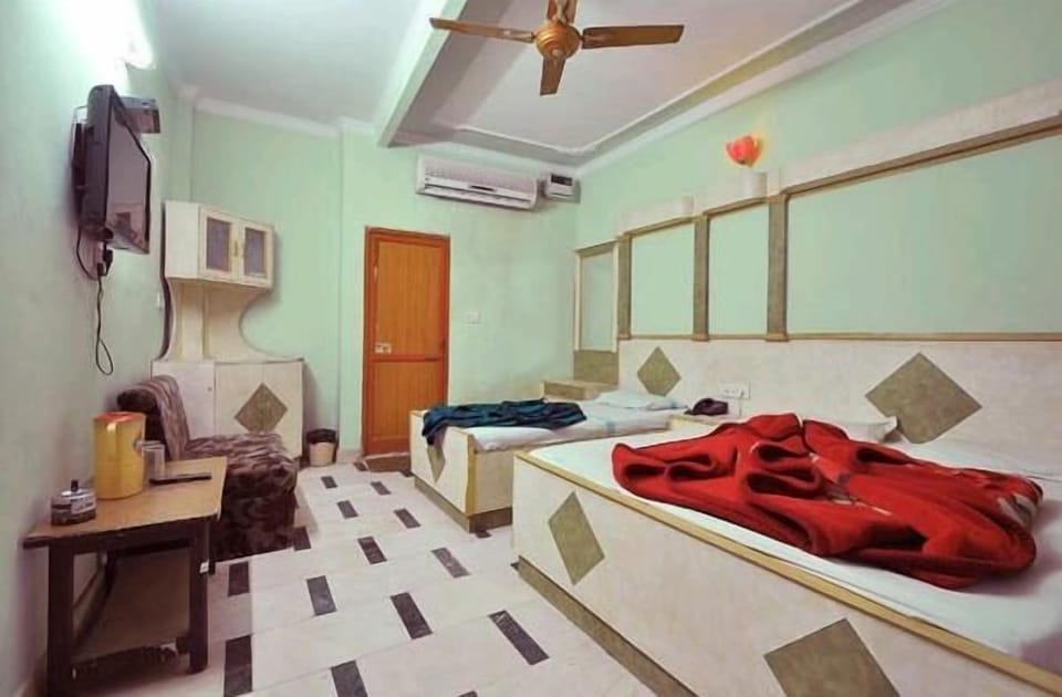 Desk, soundproofing, free WiFi, bed sheets
