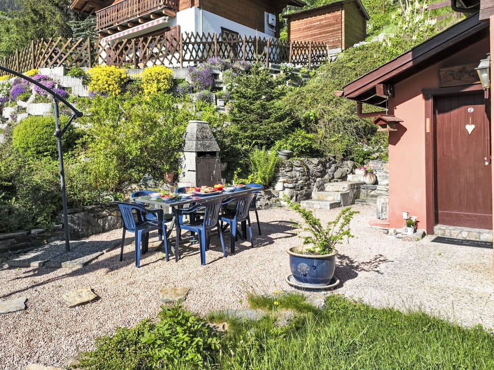 Shrub, House, Garden, Groundcover, Cottage, Landscaping, Yard, Flowerpot, Flagstone