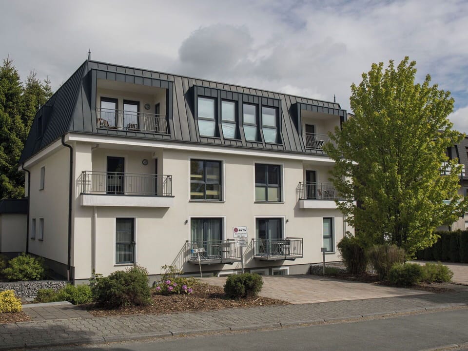 Sash Window, Estate, Balcony, Siding, Historic House, Villa, Daylighting, Plaster