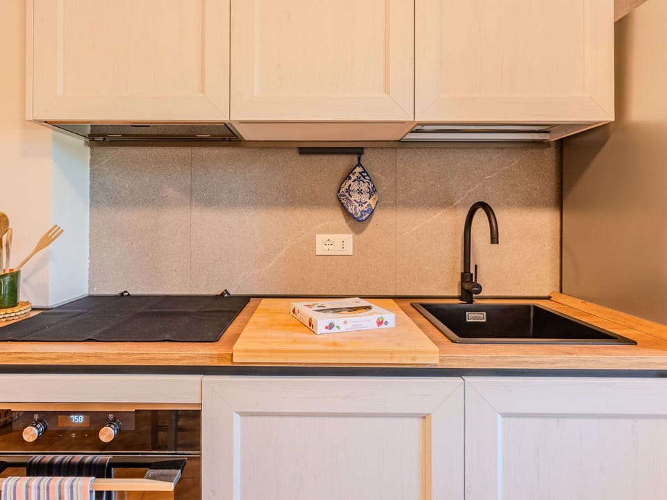 Kitchen Appliance, Kitchen, Countertop, Major Appliance, Cabinetry, Wood, Interior Design, Home Appliance, Flooring, Kitchen Sink