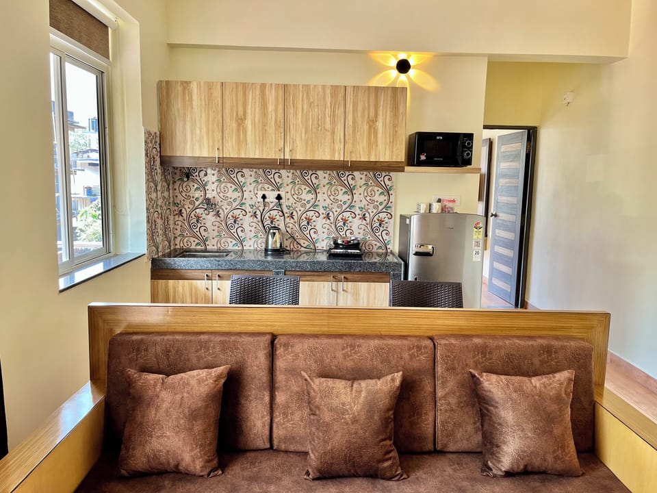 Deluxe Suite | Private kitchen | Fridge, microwave, stovetop, coffee/tea maker