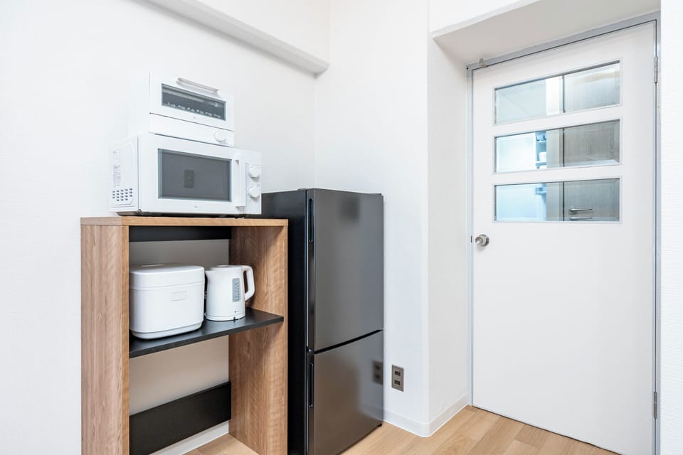 Deluxe Apartment, Balcony, City View | Private kitchen | Electric kettle, toaster