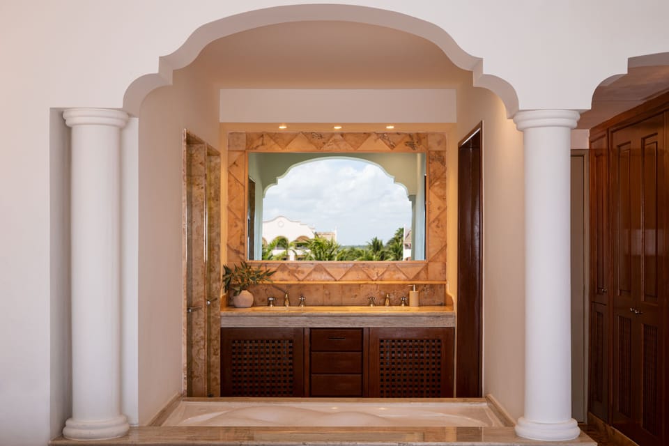 Separate tub and shower, jetted tub, free toiletries, hair dryer