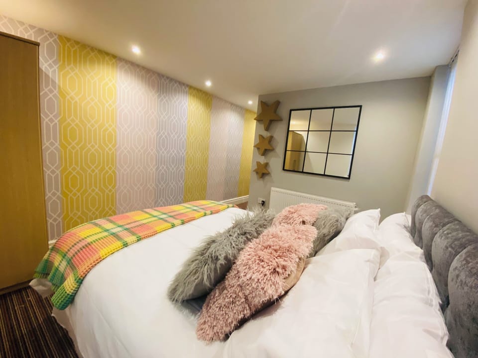 Blackpool - 4 Beds - Sleeps 9 - Pet Friendly House in Blackpool