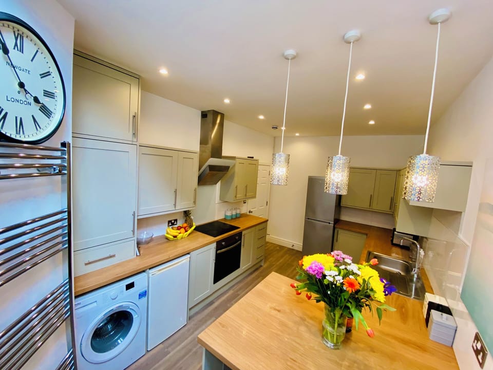 House | Private kitchen | Fridge, microwave, oven, stovetop