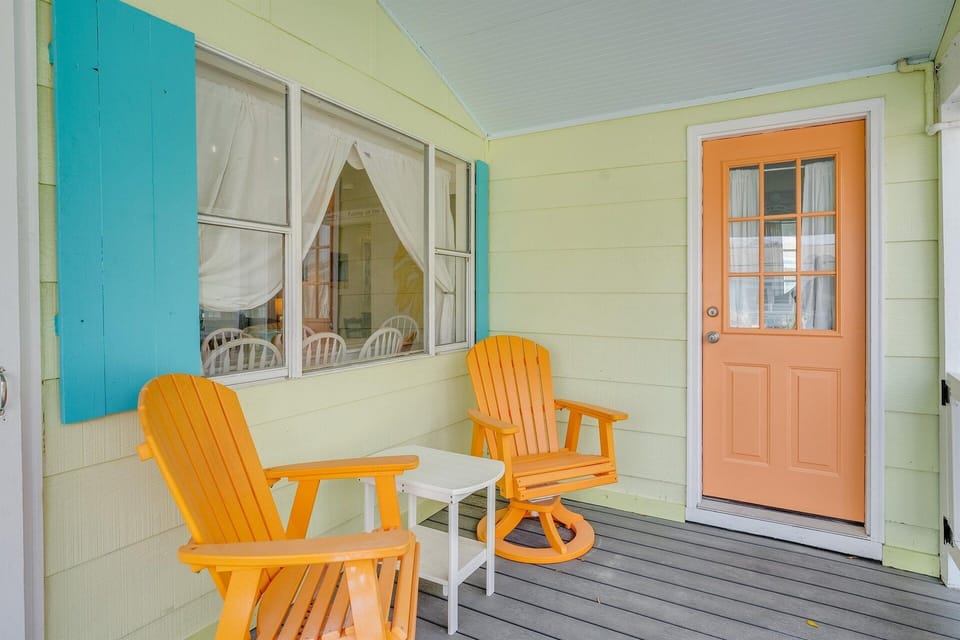 Upstairs entrance. There is also a deck to relax and  enjoy the sea air.