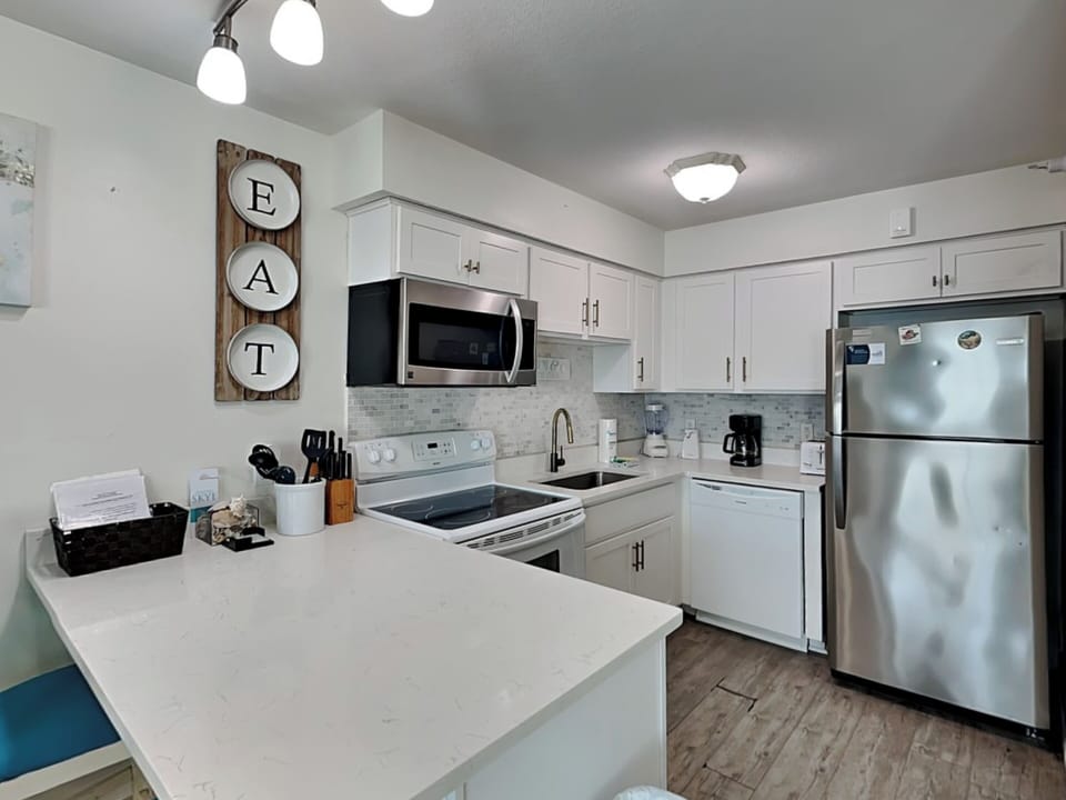 Fully Equipped Kitchen with Bar Seating for Two