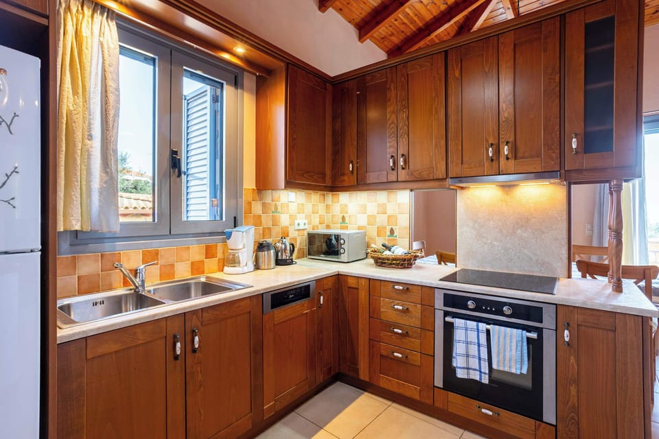 Fully equipped kitchen top to bottom – Full-size appliances and workspace

