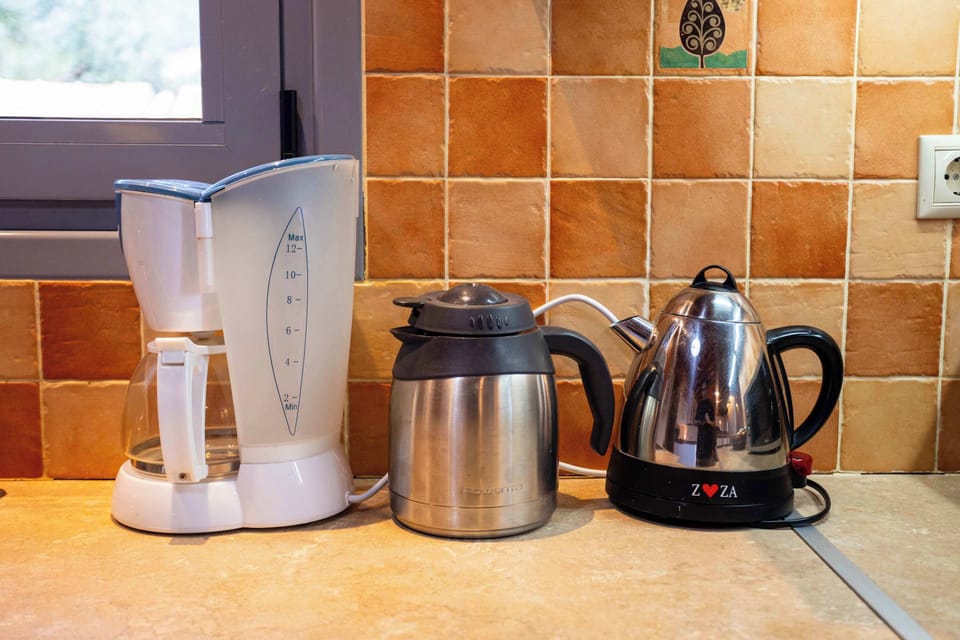 Coffee station available on the counter – Kettle, espresso, and mugs

