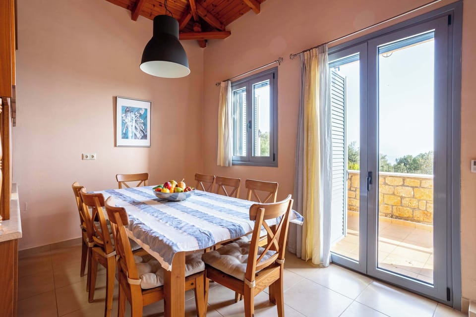 Dining area – Natural light and rustic warmth

