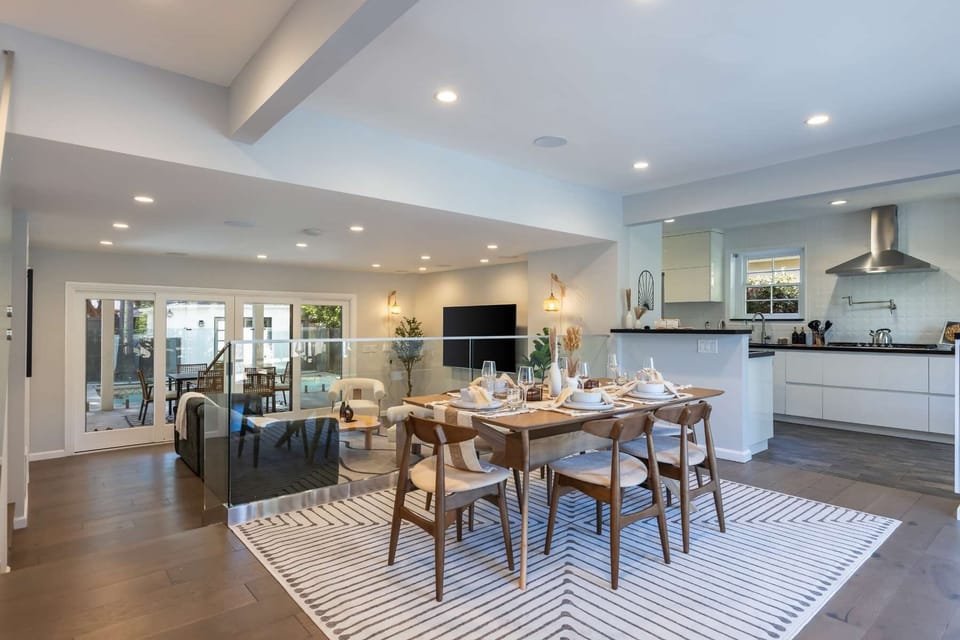 Open Floor Plan (Dining, Living & Kitchen Area)