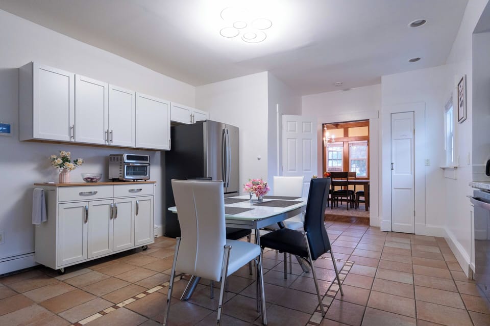 Eat-in Kitchen