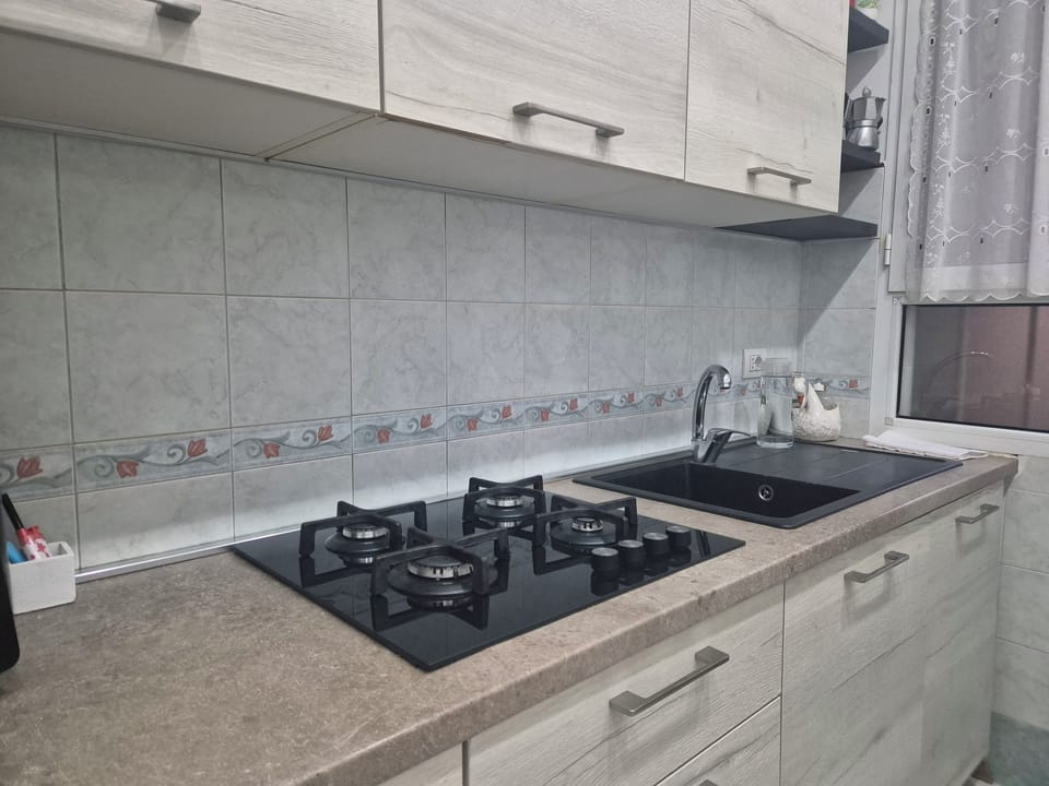 Full-size fridge, stovetop, cookware/dishes/utensils