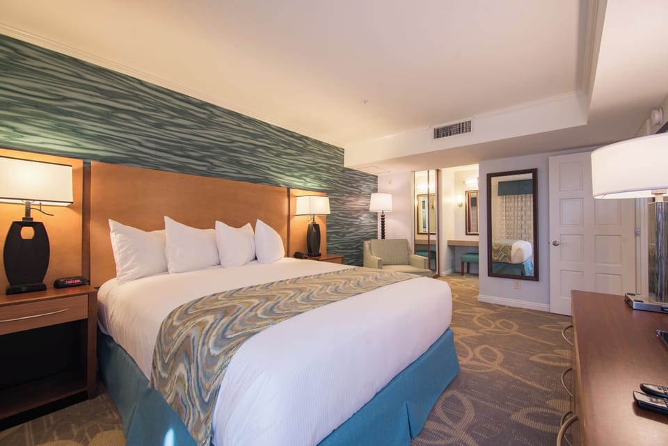 In-room safe, laptop workspace, iron/ironing board, free WiFi