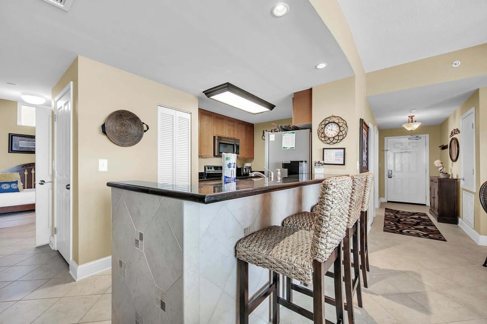 Eat-in kitchen bar