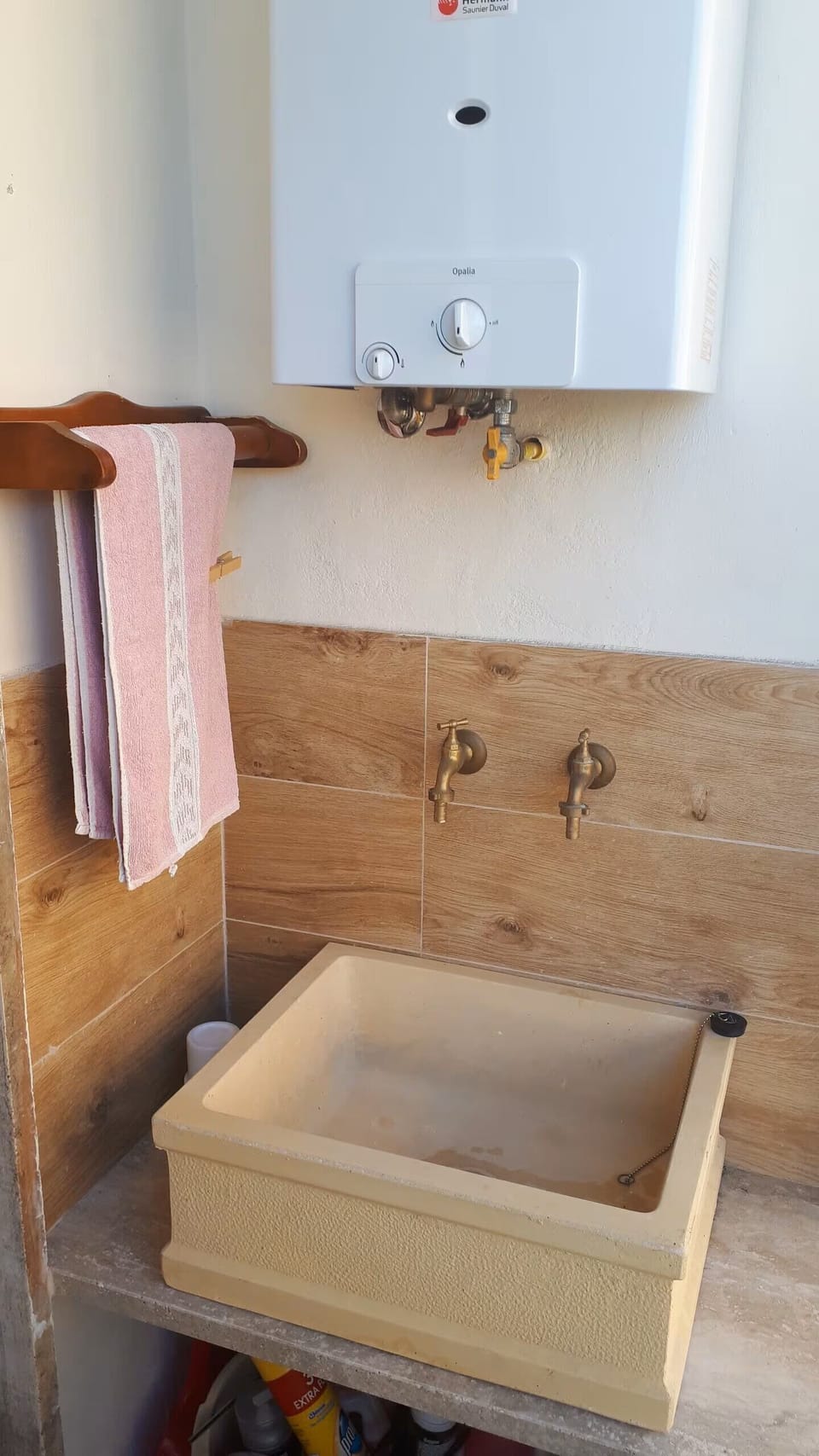 il terrazzino della cucina ha la lavatrice e un ulteriore lavandino
