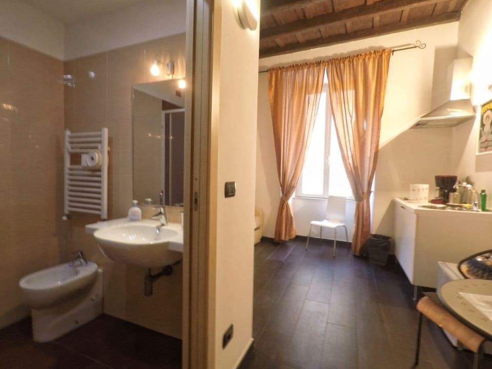 Comfort Suite, City View | Bathroom | Shower, hair dryer, towels, soap