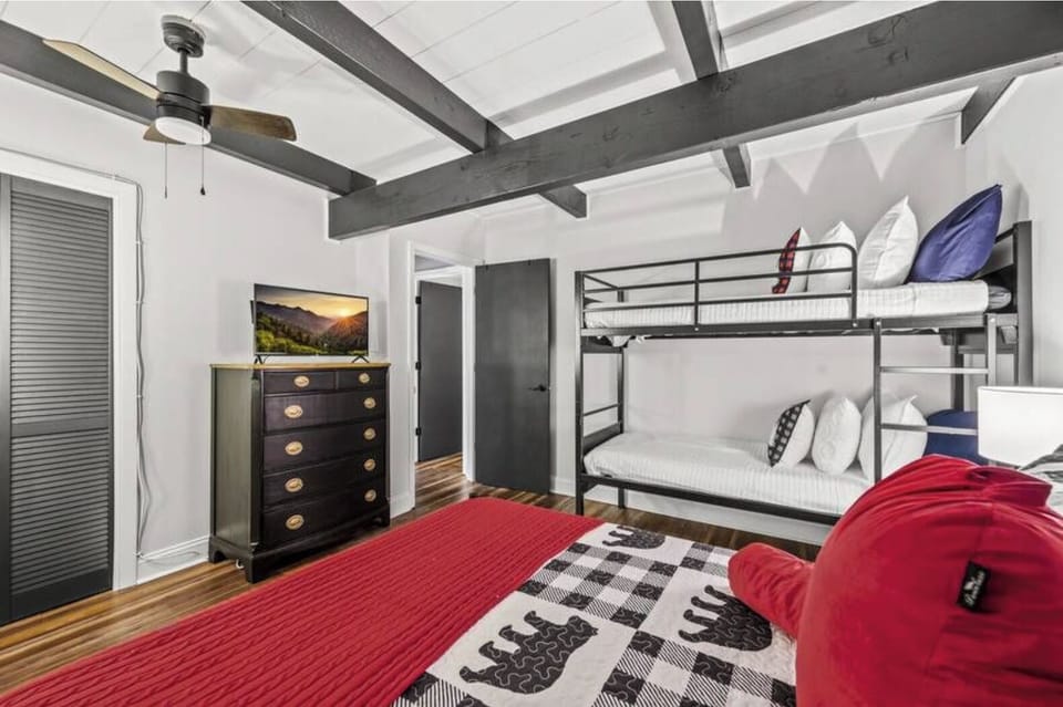 The kids will enjoy a fun sleepover by watching endless movies in this room!

