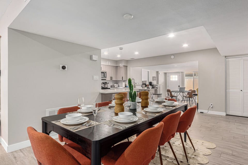 Expansive dining for 8! 
