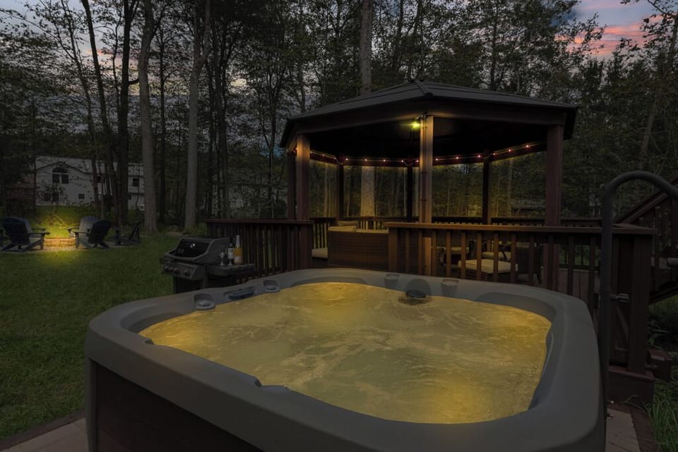 Private Backyard HotTub w/ LED lights * Standing Grill * Fire-pit * Gazebo